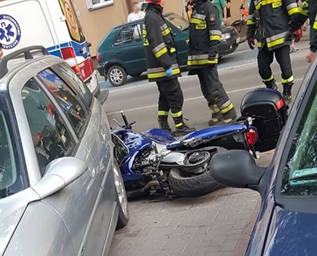 Wypadek w centrum Świdnika. Zderzenie motocykla z volvo (zdjęcia)