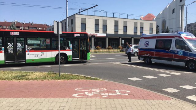 Zderzenie trzech pojazdów, w tym autobusu komunikacji miejskiej. Utrudnienia w ruchu na ul. Jana Pawła II (zdjęcia)