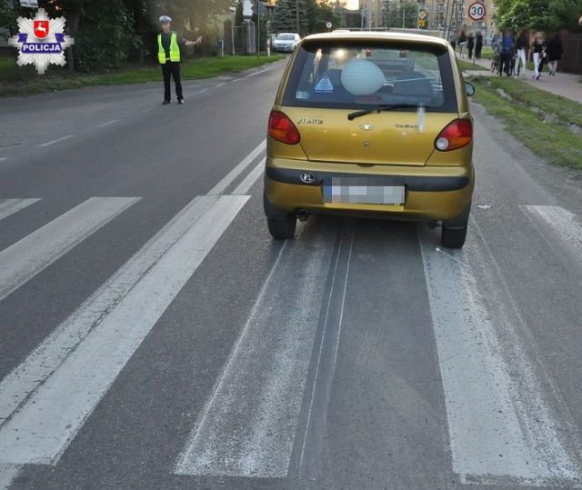 Dwie 13-latki trafiły do szpitala po potrąceniu przez auto osobowe (zdjęcia)