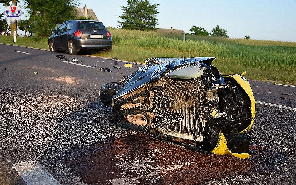 Jednoślad rozpadł się po zderzeniu z toyotą. Jedna osoba