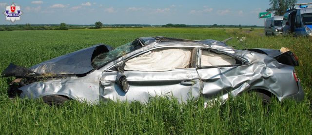 Audi wypadło z drogi i dachowało. 18-latek miał prawo jazdy od niespełna miesiąca (zdjęcia)