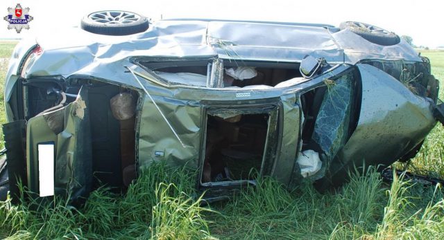 Audi wypadło z drogi i dachowało. 18-latek miał prawo jazdy od niespełna miesiąca (zdjęcia)