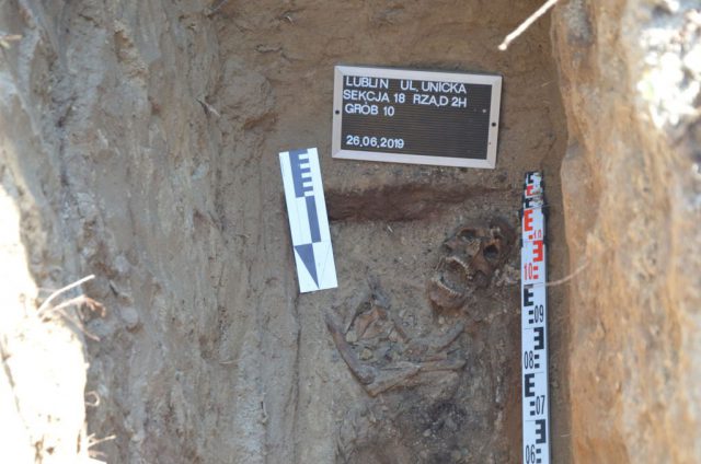 Szczątki żołnierza podziemia znaleziono na cmentarzu przy ul. Unickiej (zdjęcia)