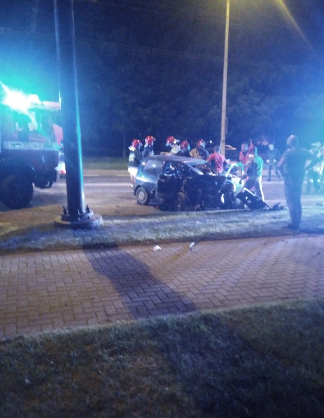 Czołowe zderzenie fiata z audi. Jeden z kierowców wysiadł z auta z piwem w ręku (zdjęcia, wideo)