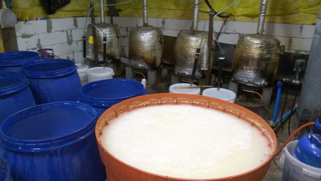 Fabryka bimbru pracowała „pełną parą”. Do przerobienia czekały 23 tony cukru (wideo, zdjęcia)