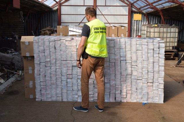 Funkcjonariusze straży granicznej zabezpieczyli papierosy o wartości ponad 2 mln złotych (zdjęcia)
