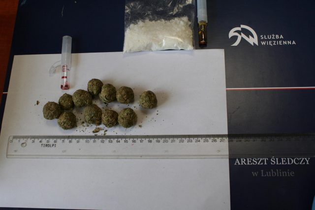 Ktoś przerzucił narkotyki przez mur Aresztu Śledczego w Lublinie (zdjęcia)