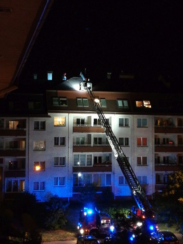 Stojąca na dachu butla gazowa z palnikiem zaniepokoiła mieszkańców. Zdjęli ją strażacy (zdjęcia)