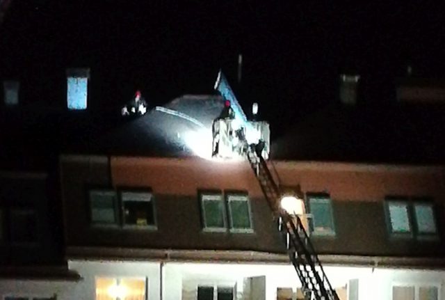 Stojąca na dachu butla gazowa z palnikiem zaniepokoiła mieszkańców. Zdjęli ją strażacy (zdjęcia)