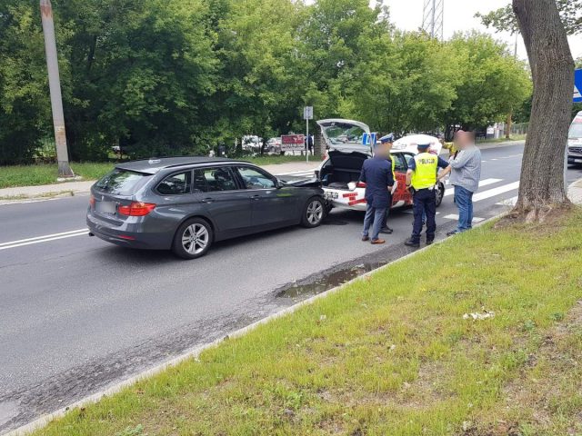 Wjechał BMW w auto nauki jazdy zatrzymujące się przed przejściem. Jedna osoba poszkodowana (zdjęcia)