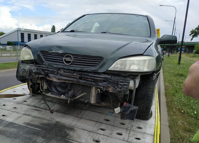 Opel staranował barierki. Kierowca innego auta miał mu zajechać drogę (zdjęcia)