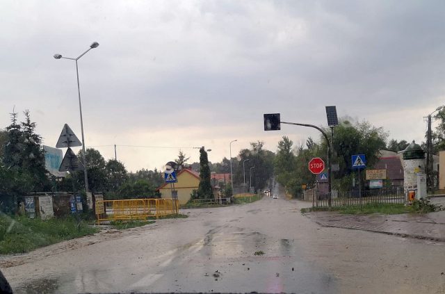 Oberwanie chmury i powalone drzewa. W regionie burza na razie nie wyrządziła większych szkód (zdjęcia)