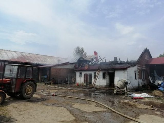 Dwa budynki objęte ogniem. Strażacy walczyli z pożarem kilka godzin (zdjęcia)