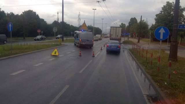 Wypadek na ul. Mełgiewskiej. 86-latek wyjechał tuż przed nadjeżdżające audi (zdjęcia)