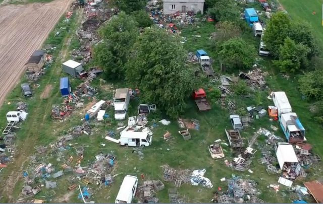 Przez lata zatruwał życie okolicznym mieszkańcom. Śmieci, które zgromadził na posesji, usunie gmina