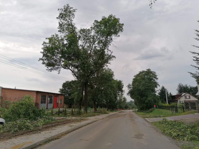 Kolejne zerwane dachy w regionie. Zalane drogi i posesje pod Kraśnikiem (wideo, zdjęcia)
