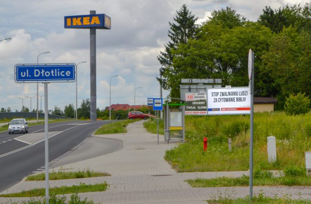 „Stop zwalnianiu ludzi za cytowanie Biblii”. Billboard przed sklepem IKEA w Lublinie (zdjęcia)