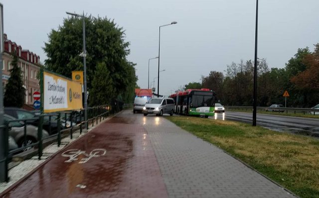 Akcja reanimacyjna w autobusie komunikacji miejskiej. Jeden z pasażerów zmarł podczas jazdy (zdjęcia)