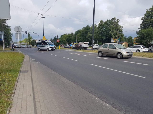 Wypadek na ul. Mełgiewskiej. 86-latek wyjechał tuż przed nadjeżdżające audi (zdjęcia)