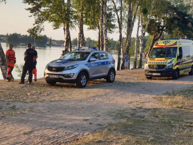 Jezioro Białe: Skoczył do wody, doznał poważnych obrażeń. Mężczyzna w ciężkim stanie zabrany do szpitala (zdjęcia)