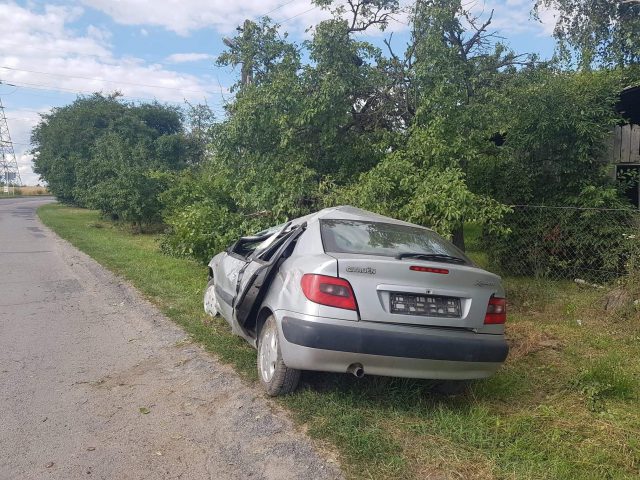 Citroen dachował na zakręcie. Zerwali tablice rejestracyjne i uciekli, piwo zostawili (zdjęcia)