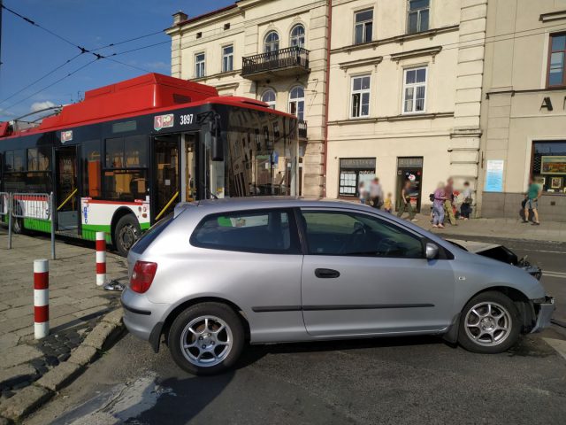 Nie zauważyła jadącego trolejbusu. Wjechała wprost pod pojazd komunikacji miejskiej (zdjęcia)