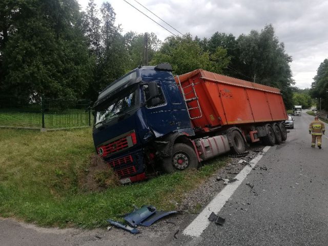 Wyprzedzał jedną ciężarówkę, zderzył się z drugą. Droga krajowa jest zablokowana (zdjęcia)