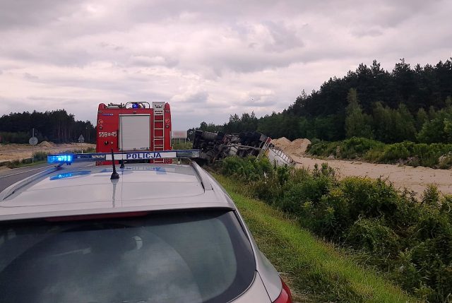 Pijany kierowca z powiatu chełmskiego zakończył jazdę cysterną w rowie (zdjęcia)