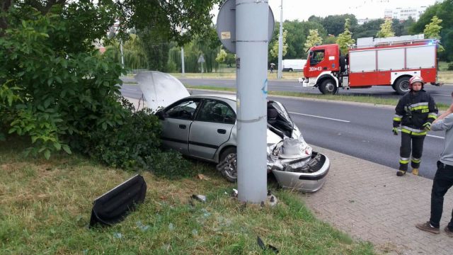 Wsiedli do auta z pijanym kierowcą. Mitsubishi uderzyło w drzewo i słup (zdjęcia)