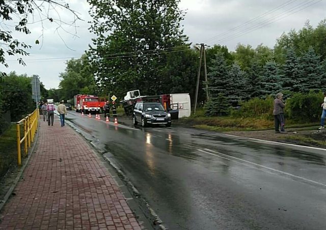 Na trasie Krasnystaw – Wysokie pojazd ciężarowy wypadł z drogi i przewrócił się (zdjęcia)