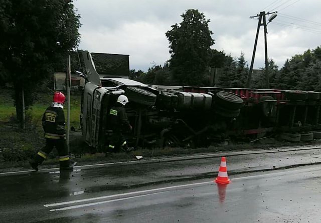 Na trasie Krasnystaw – Wysokie pojazd ciężarowy wypadł z drogi i przewrócił się (zdjęcia)