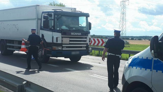 Zderzenie ciężarówki z motorowerem na krajowej 19 (zdjęcia)
