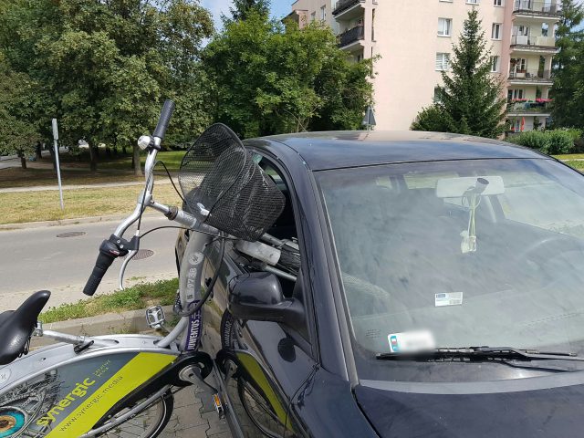 Ktoś wybił szybę w volkswagenie i włożył do auta rower miejski (zdjęcia)