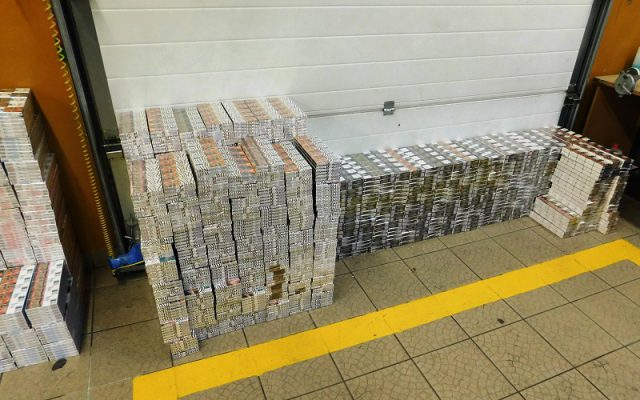 W ścianach chłodni chciał przemycić nielegalne papierosy o wartości ponad 150 tys. złotych (zdjęcia)