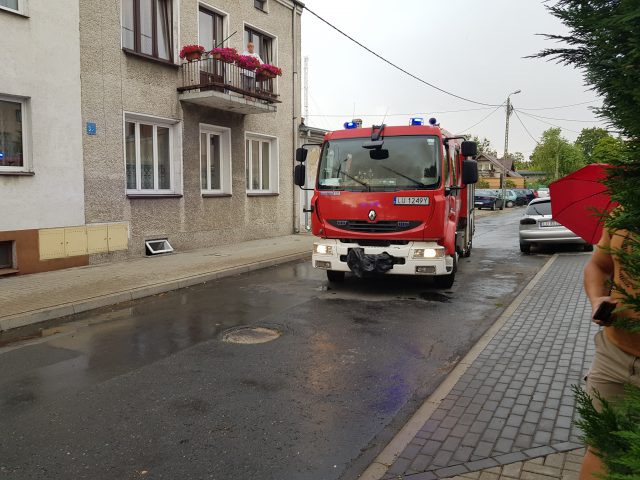 Trzy zastępy straży pożarnej gaszą pożar domu w Lublinie (wideo, zdjęcia)
