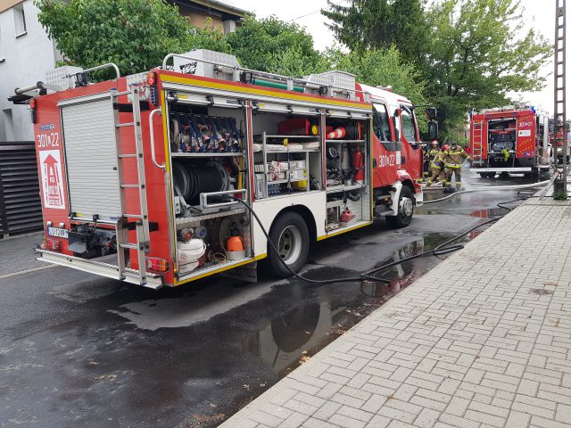 Trzy zastępy straży pożarnej gaszą pożar domu w Lublinie (wideo, zdjęcia)