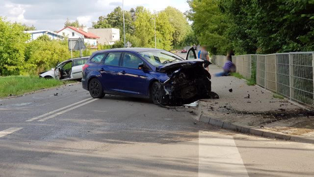 Zderzenie forda z renaultem koło Lublina. Droga jest całkowicie zablokowana (zdjęcia)