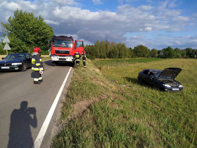 Citroen wypadł z drogi i dachował na polu. Kierowca uciekł (zdjęcia)