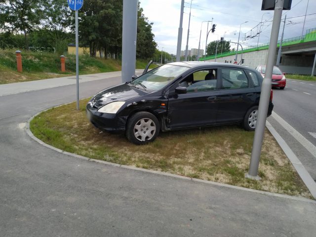 Po zderzeniu dwóch pojazdów jeden uderzył w słup trakcji trolejbusowej (zdjęcia)