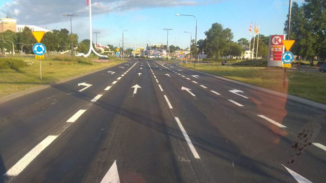 Zmiana organizacji ruchu na rondzie przy zamku. Pomysł naszych Czytelników był słuszny (zdjęcia)