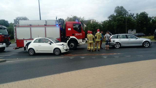 Jedna osoba poszkodowana po zderzeniu fiata z BMW na al. Solidarności (zdjęcia)