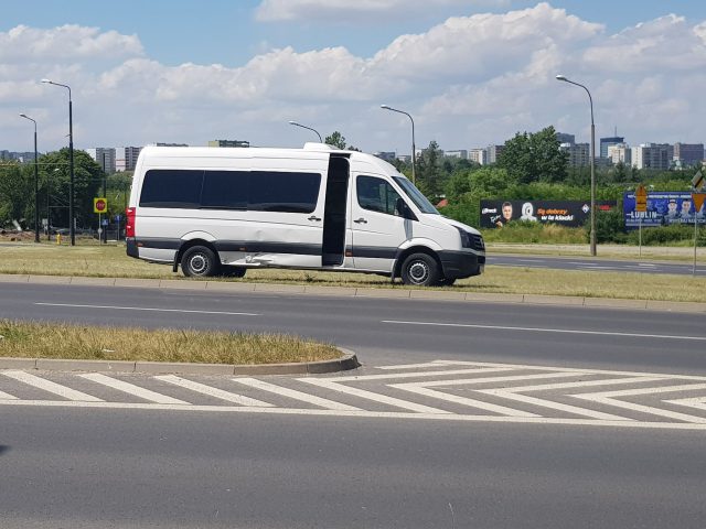 Zderzenie mazdy z busem na skrzyżowaniu (zdjęcia)