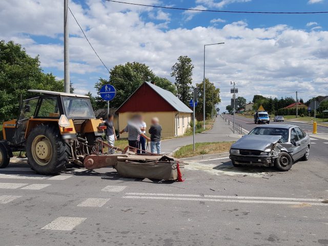 Zderzenie ciągnika rolniczego z oplem na trasie Lublin – Biłgoraj. Jedna osoba trafiła do szpitala (zdjęcia)