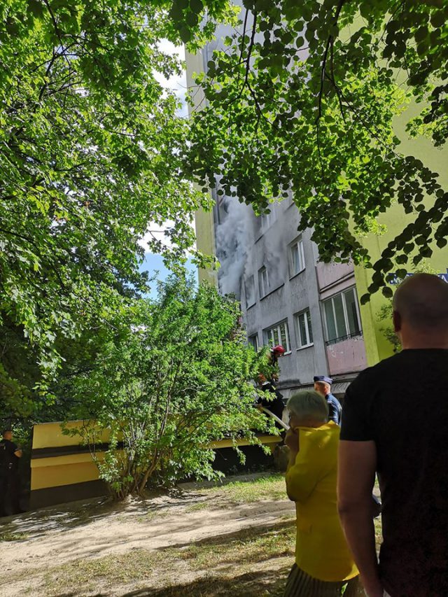 Popołudniowy pożar mieszkania w Lublinie. Interweniowało pięć zastępów straży pożarnej (zdjęcia)