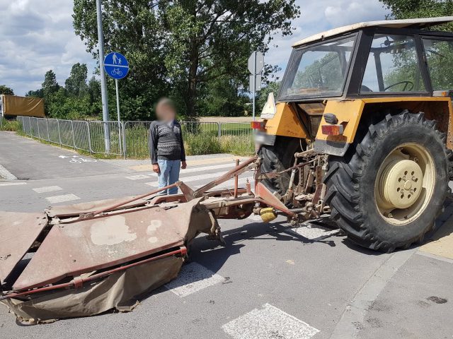Zderzenie ciągnika rolniczego z oplem na trasie Lublin – Biłgoraj. Jedna osoba trafiła do szpitala (zdjęcia)