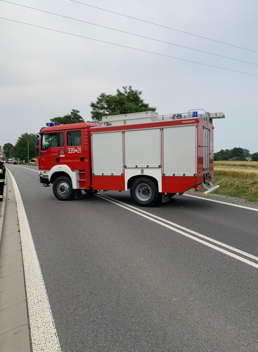 Dachowanie forda na trasie Lublin – Biłgoraj. Interweniował śmigłowiec LPR (zdjęcia, wideo)