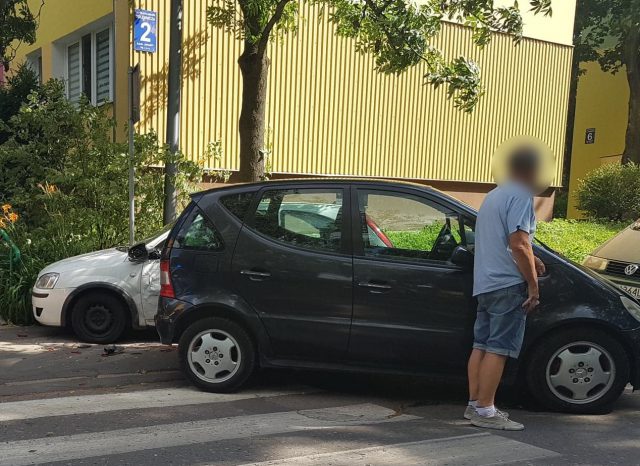Cofał mercedesem, uderzył w zaparkowanego opla (zdjęcia)