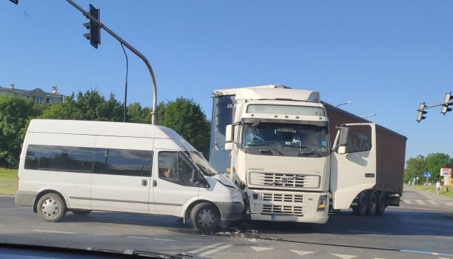 Zderzenie ciężarówki z busem na Felinie. Duże utrudnienia w ruchu na al. Witosa (zdjęcia)