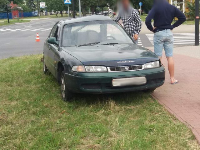 Groźnie wyglądająca kolizja na ul. Związkowej. Mazda po zderzeniu zatrzymała się na boku (zdjęcia)