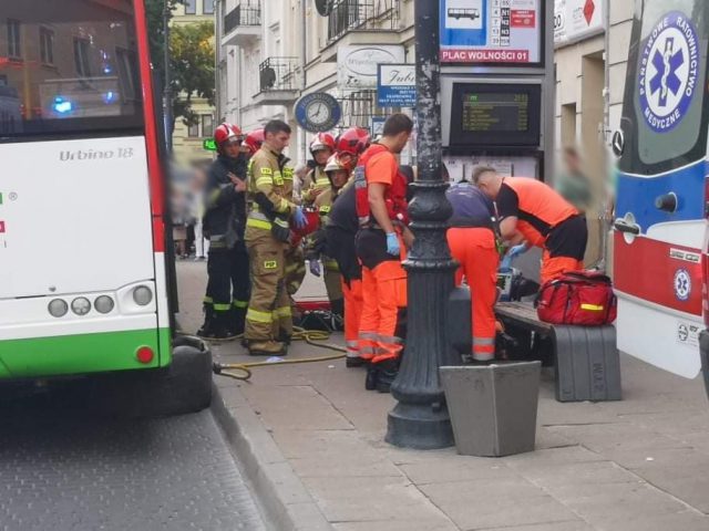 Mężczyzna wpadł pod autobus. Strażacy musieli podnosić pojazd, aby wydobyć poszkodowanego (zdjęcia)